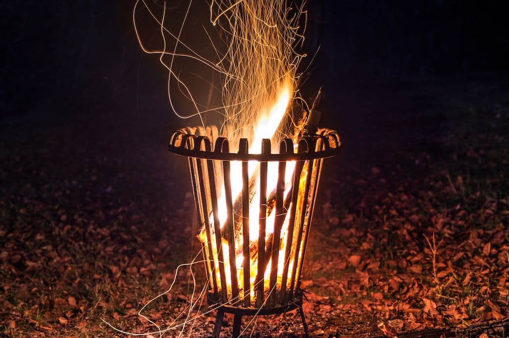 Flamme der Reflexion: Feuerkorb-Illumination