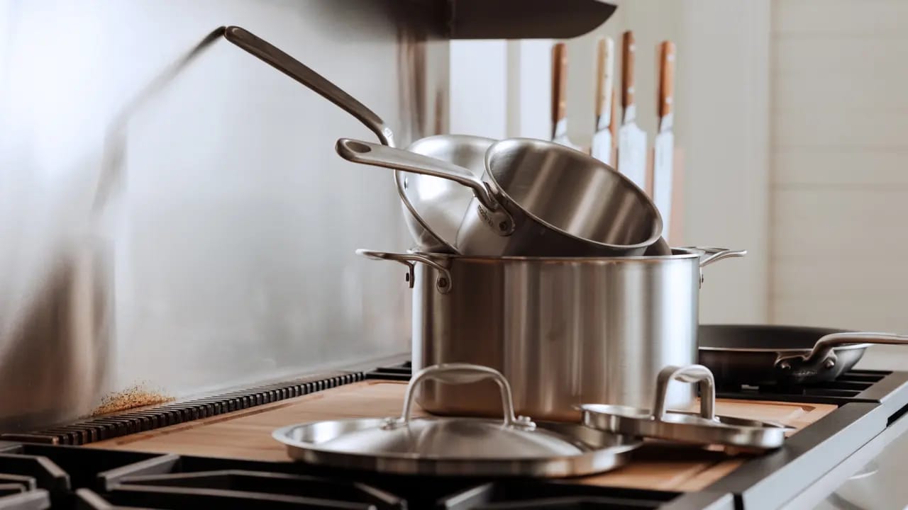 Geschenke für Frauen, die Tradition und Moderne vereinen: GreenKitchen Töpfe und Pfannen im Fokus