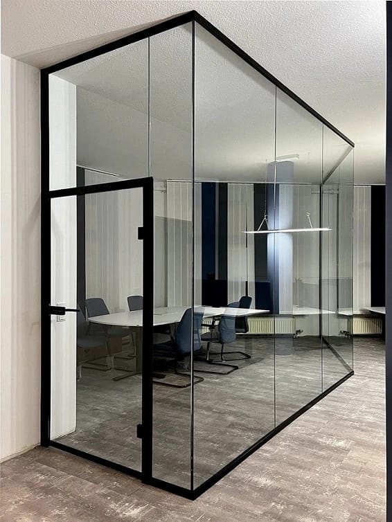 Studio 30: Hochwertige Glastrennwände und Raumteiler für eine transparente und elegante Bürogestaltung
