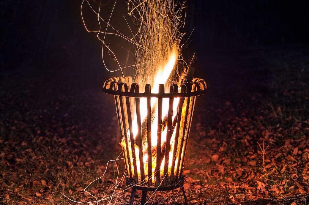 Flamme der Reflexion: Feuerkorb-Illumination