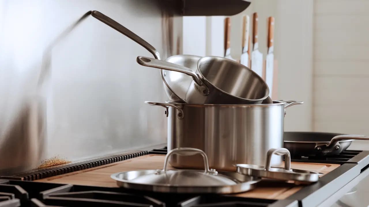 Geschenke für Frauen, die Tradition und Moderne vereinen: GreenKitchen Töpfe und Pfannen im Fokus