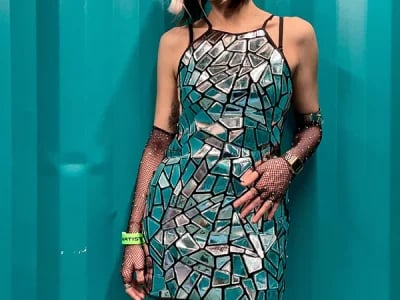 Tanz durch die Nacht mit einem auffälligen Partykleid
