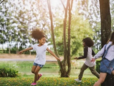 So bringen Bewegungsspiele mit Kindern mehr Spaß in den Alltag