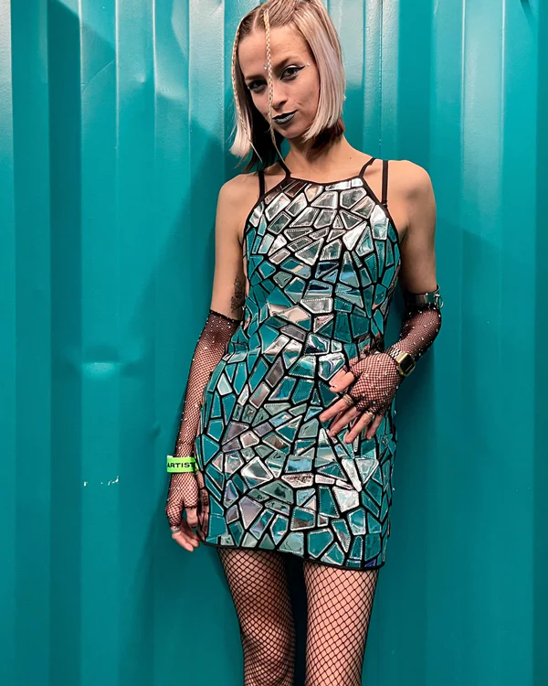 Tanz durch die Nacht mit einem auffälligen Partykleid