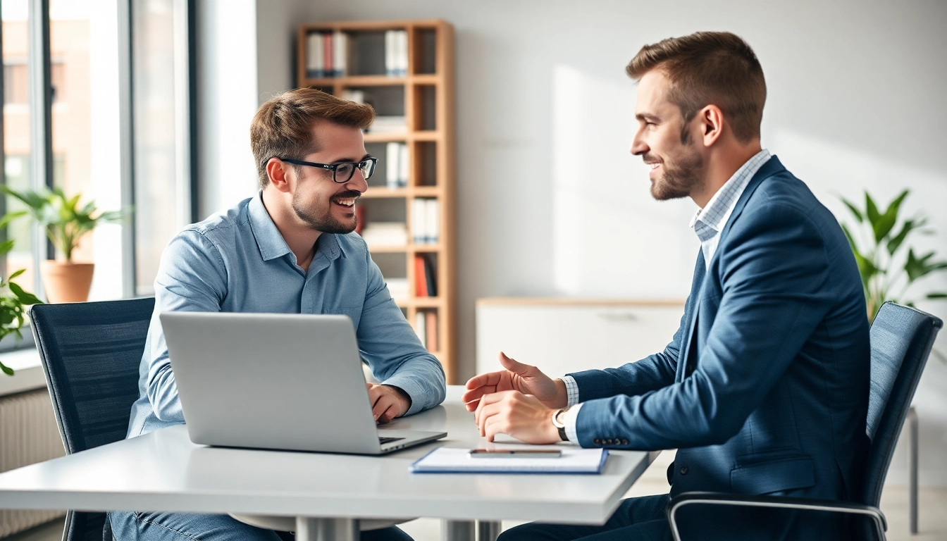 Headhunter im Gespräch mit einem Kandidaten in einem modernen Büro, umgeben von Büchern und Pflanzen.